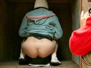 ［トイレ覗き見/屋外性交ドラマ］しゃぁぁ…オシッコ気持ちいい。プリケツ娘が鬼畜に青姦でヤラれちまう、エロ動画wwwwww