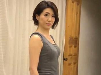 美しいアラフィフ人妻が他人棒と初中出しSEXに挑戦！黒乳首を尖らせ激しく腰を振り、高速騎乗位で中出しを懇願するエロ熟女！