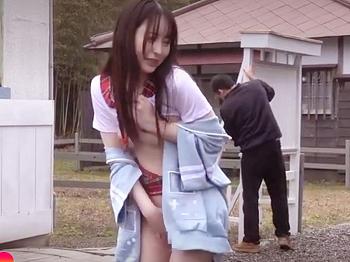 ［屋外誘惑/狂い～生徒会長JK］やだぁ愛液…垂れちゃう！ノン下着のサセ子が中年棒をナマで貪る実写版、エロ動画WWWWWW