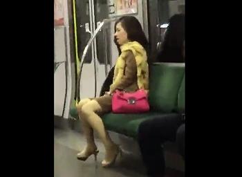【スマホ盗撮】この女…絶対バイブ入れてるだろｗｗ電車の中で痙攣しながらイキまくってるOLを激撮！！