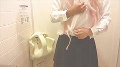 【自撮り動画】公衆トイレで男の娘がシコシコオナニー射精【女装娘・女装子】