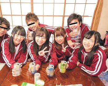 『ウェーイｗｗ』修学旅行の旅館で女子の部屋に乗り込んでこっそり持ち込んだ酒を飲ませて泥酔させて乱交セックス！