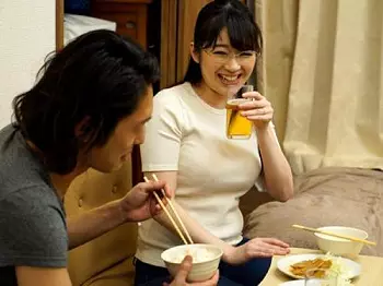 [本物人妻]地味な見た目のメガネ奥様がゴム一つ握りしめ男子大学生の自宅にお泊まりして一晩限りの不貞行為！