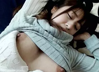 《姉弟相姦》「生でいいよ&hellip;&hearts;」冬休み中のスレンダー巨乳おっぱいのJD姉に会いに行った弟が膣内射精ハメ撮りした記録が投稿&hellip;