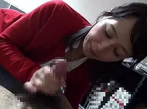 仕事を休んで、息子よりも若いアオクサ童貞ち○ぽこに舌鼓！！性感帯を探して刺激&rArr;優しく筆下ろし！！