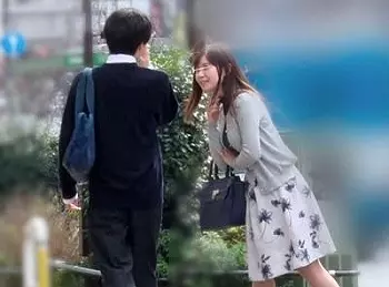 【人妻逆ナンパ】『すみません、私とSEXしてくれませんか？』欲求不満な2児のママが人生初の童貞高校生の逆ナンパに挑戦！