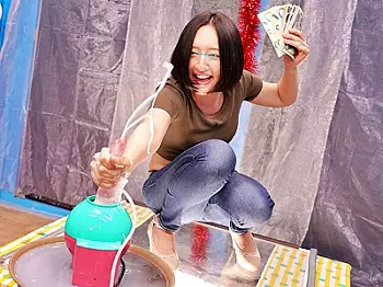 （MM号）「えぇー！なにこれ激しすぎる♡」デート中カップルがお金に釣られて過激玩具体験♡