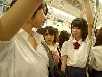 &laquo;逆痴漢電車&raquo;『暑い暑い♪身体が火照っちゃうよぉ❤』制服美少女達で埋まった車両にオヤジが迷い込んだら集団痴女にイタズラさ