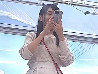 〖マジックミラー号〗貧乳で華奢な女の子　いきなり超巨根をぶち込まれて中出しされちゃいます