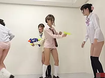 ★コスプレ企画★『わぁーッ！きゃぁーッ！！』4人の可愛い制服JK娘たちが水鉄砲で遊んでます！？さぁ、透け下着を楽しもうョ