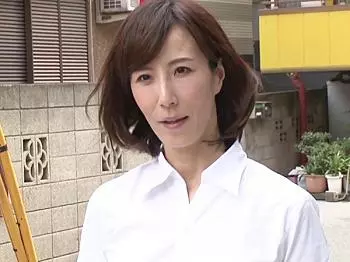 《痴女》生保レディの美熟女が契約のため客を誘惑してチンポを舐めまくり自ら腰を振り中出しまでさせる淫乱熟女！