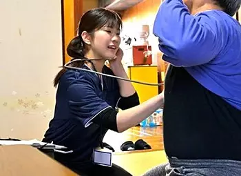 山科すずか&times;デビュー作品｜離島の爆乳訪問看護師&times;粘着乱交SEX｜気弱なGカップの豊満ボディの美形ナースが島民オヤジたちに
