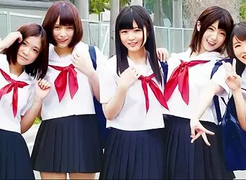 【巨乳の可愛いJK立ちと乱交エッチ】「もぉ&hearts;男子すぐ挿れたがるんだからぁ&hearts;」ロリな制服娘のキツキツマンコに膣内射精！