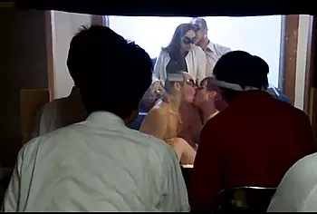 〈エロドラマ〉三千円ぽっきりのいかがわしいスワップショウに来てみればマジックミラーの向こうでヤってるのは妻！夫、興奮！w