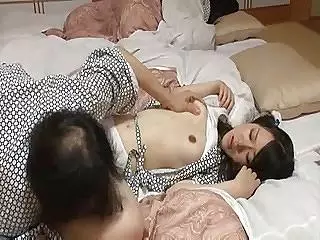 家族旅行で娘に欲情した変態親父が娘を夜這いしてそのまま近親相姦開始！！！