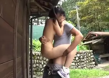 10代の幼すぎるロリ子が野外で全裸エッチ!初青姦セックスで小さいマ●コ突かれまくり!