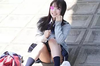【共犯者と痴●】『んぅっ♡ スカートの中…熱い…っ♡』協力者の前で、駅のホームでスカートに指!ストーカーが仕掛ける、背徳