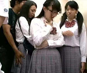 【女子校生声我慢】パンツを剥ぎ取られ痴漢魔の容赦ないピストンで限界迎える美少女
