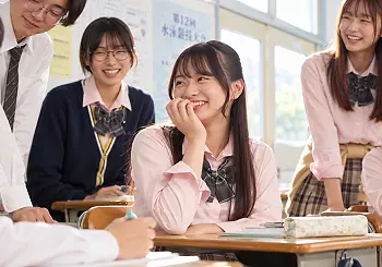 【女子高生】「誰でもイイから…シたいな…♡」ロリ顔が可愛いギャル風の美少女女子校生がクラスの男とスケベ行為に!