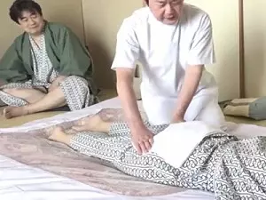 温泉旅行にきている熟年夫婦の寝取らせプレイ!温泉旅館で仲良く温泉に混浴した後にマッサージ師に嫁の胸を触らせ寝取らせる変態