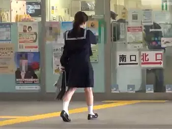 <電車痴漢>狙われたロリ制服JKを尾行して車内でいたずら強姦!手マンで大量潮吹きさせ凌辱お漏らしの肉便器レイプ!<輪姦>