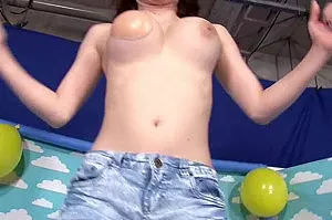 トランポリンで素人女子の巨乳を揺らしまくるｗｗヌーブラがはじけ飛びポロリしても賞金欲しさ続けるも失敗し罰ゲームで犯される