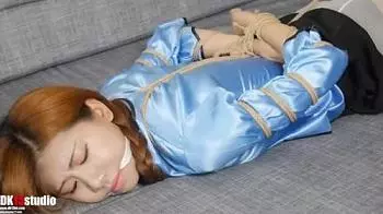 金髪三つ編みお姉さんがパンストパンティ丸出しで緊縛拘束されて悶える