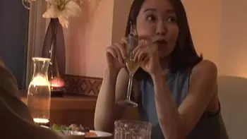 【出張先で幼なじみと再会】篠田ゆう｜巨乳のお姉さん&times;ビジホの部屋で二次会&times;中出し不倫｜グラスが空くまでが早すぎた