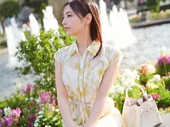 【欲求不満な人妻】旦那が多忙でレスな美熟女にまずはオナニー披露してもらう！手マンすると大絶叫＆大量潮吹き！【エロ動画】