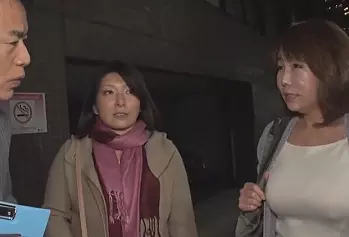 【不倫&times;熟女】五十路熟女の溢れる性欲をラブホで解消！他人棒を2人のビッチがしゃぶり電マでオマンコ感じる！