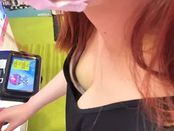 【HD盗撮動画】極上のパンチラ胸チラ隠し撮り！ゲーセンに夢中で無邪気にはしゃぐ自慢の彼女の胸元とパンティ！！
