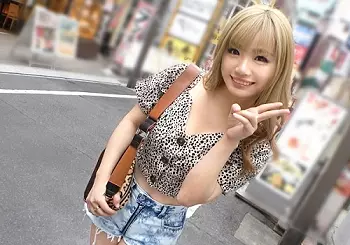 素人ナンパ「えへへ♡」意外と親切で可愛い、スレンダー巨乳おっぱい色白美肌のギャル学生を口説いてSEXを楽しんじゃうｗｗ