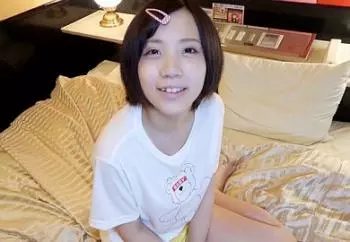 「おじさんの奥まで届いてる&hellip;♡」おっさんの巨根をねじ込まれ苦しそうにしながらご奉仕するＣ学生少女にたっぷり射精！稲村ひか