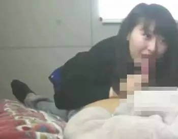 【個人流出】部室らしきところで女子校生が男友達のチンポを咥えてフェラ抜き