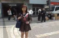 野外露出。スッケスケのセーラー服でアキバに出没する女