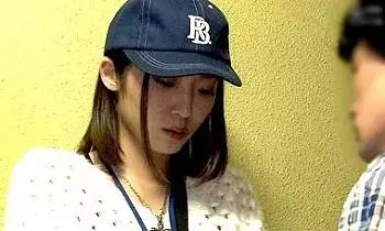 【桐谷なお】理不尽な要求にも拒否することのできない女ADがリハーサルの練習台で股を開いて種付けプレイ！