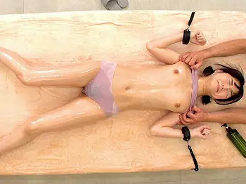 【セクハラ整体】『こういう施術なので&hellip;』お嬢様学校の女子校生の両手足を拘束！大量潮吹き失禁させる鬼畜な強姦レイプで絶頂！
