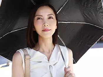【本物人妻】『まだ閉経してないけど&hellip;』AV監督のゴム無し提案に悩む43歳美熟女！決意して他人棒の刺激に大量潮吹きお漏らし