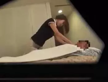 【ホテル盗撮】美人マッサージ師に勃起チ◯コを見せつけ手コキ強要！なし崩し的にセックスしてしまう！