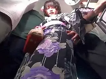 「辞め&hellip;もう辞めてってぇ&hellip;」浴衣美少女がマジックミラー号降りた後に痴漢種付けプレスで中出し射精♡