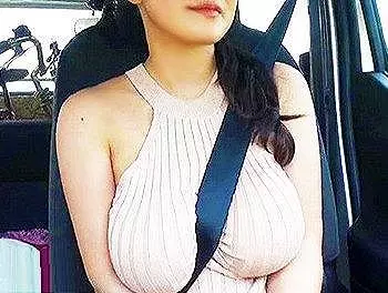 『シートベルトが埋もれる程の超乳！』車が揺れて美巨乳おっぱいもプルンプルン&hearts;/騎乗位や中出しセックスで爆乳が揺れる！