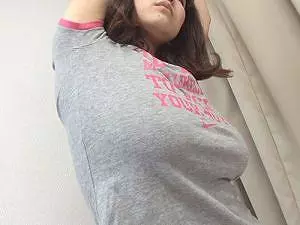 《おっぱいフェチ》ノーブラ着衣を脱ぎ捨てる瞬間を集めたフェチ動画ｗｗTシャツに浮き出る乳首がたまらんｗｗ