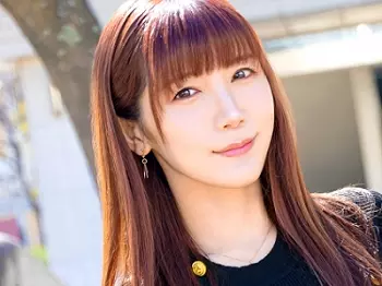 【スレンダーな美熟女と】淫乱人妻とベロチューし乳首責めやクンニ、手マンでびしょ濡れに！フェラの後は正常位で&hellip;【エロ動画】