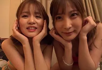 【水着エロ動画】「やだぁ...もうこんなにおっきくぅなってるぅ...」プールでナンパした美少女2人組と水着着衣プレイ