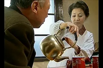 〈エロドラマ〉病床の夫は妻の名を呼ぶ。しかしその頃妻はジイ様のち●ぽをコソコソと深く咥え込んでいる。ああ夫が不憫不憫ww
