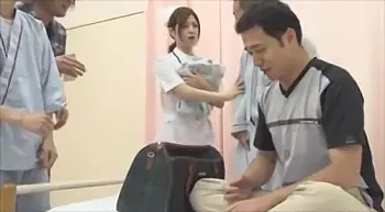 デスクワークで悩んだ経験のある男性も多いだろう、しかし、人並み外れたスケベと同じくらいセックスに飢えている看護師なら・・