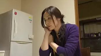 美しい女だが縁のないままひとり五十路の坂を下りはじめる。物思いに耽る横顔は人生を反芻しているようだが実はエロでいっぱいw