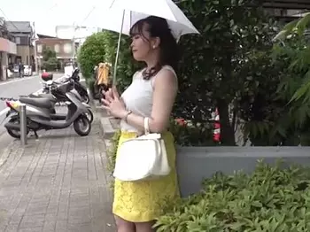 真昼間から街角に立ち逆ナンで男漁りするむっちり豊満巨尻で四十路の立ちんぼおばさん&hellip;男をGETしたら自宅連れ込み即フェラ&hellip;
