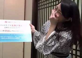 『えーー！賞金100万円！？』家族旅行中のお母さんが旦那にバレないように童貞息子の筆おろしに挑戦！
