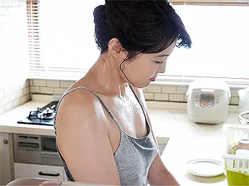 【ノーブラ義母】汗だくで乳首ツンとさせてる美魔女義母に息子オス発動！激しく求めて絡み合い禁断SEXでハメまくる！
